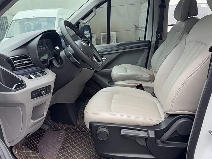 Maxus V70 2023 2023款 2.0T 精英版 自动短轴低顶 5/6座