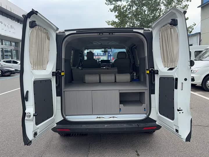 Maxus V70 2023 2023款 2.0T 精英版 自动短轴低顶 5/6座