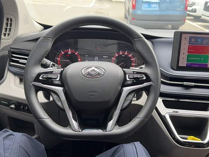 Maxus V70 2023 2023款 2.0T 精英版 自动短轴低顶 5/6座