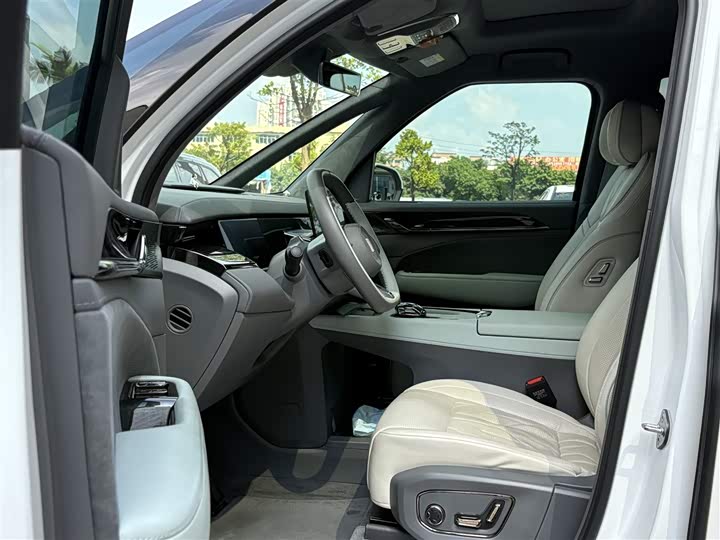 Zeekr 009 2024 2024款 七座过道版四驱 140kWh