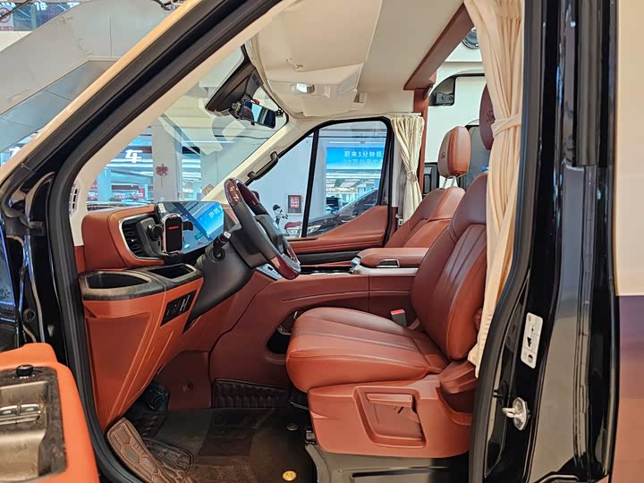 Ford Transit T8 2024 2024款 T8 2.3T柴油自动长轴高顶15座商旅版3/2/3/3/4后双胎