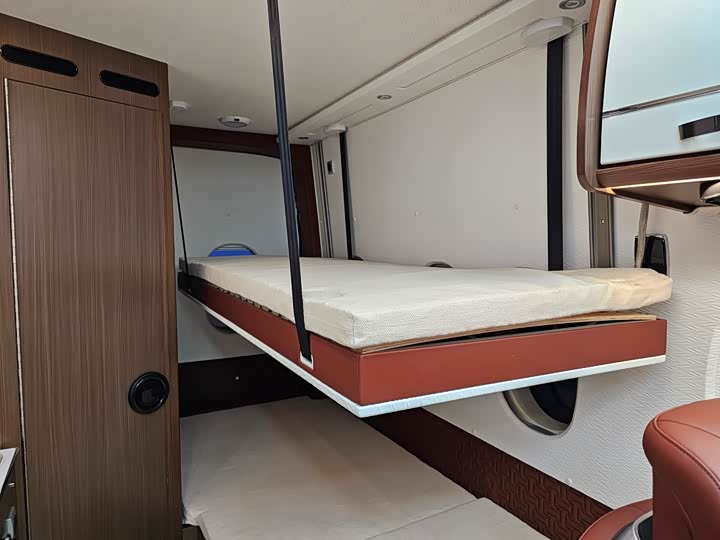 Ford Transit T8 2024 2024款 T8 2.3T柴油自动长轴高顶15座商旅版3/2/3/3/4后双胎