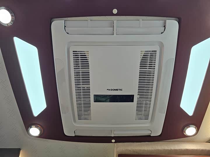 Ford Transit T8 2024 2024款 T8 2.3T柴油自动长轴高顶15座商旅版3/2/3/3/4后双胎