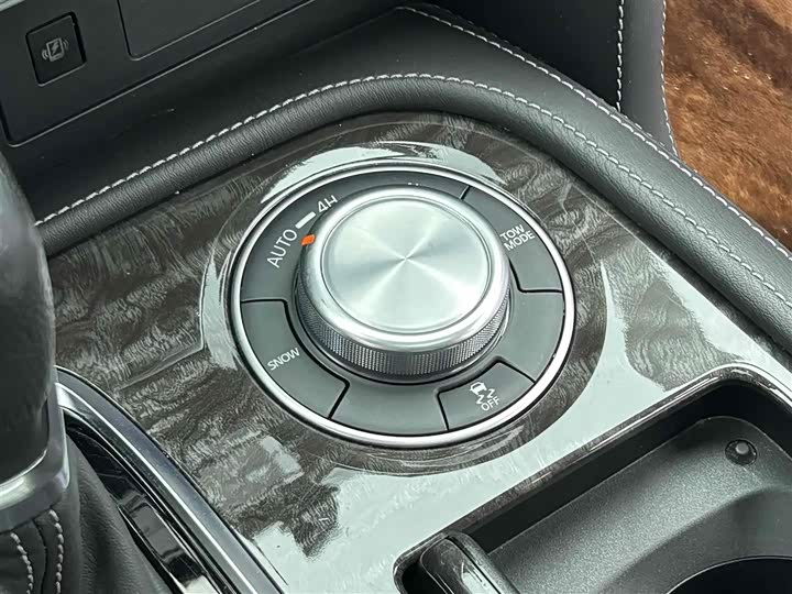 Nissan Armada 2023 2023款 ARMADA 5.6L 无敌舰队旗舰版