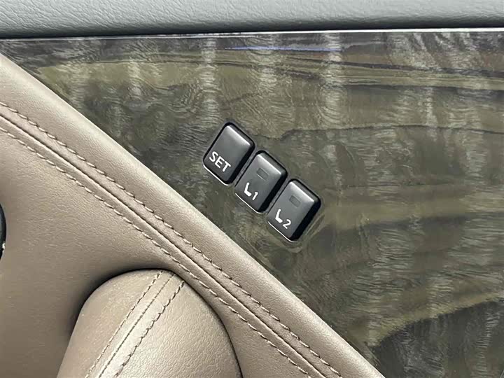 Nissan Armada 2023 2023款 ARMADA 5.6L 无敌舰队旗舰版