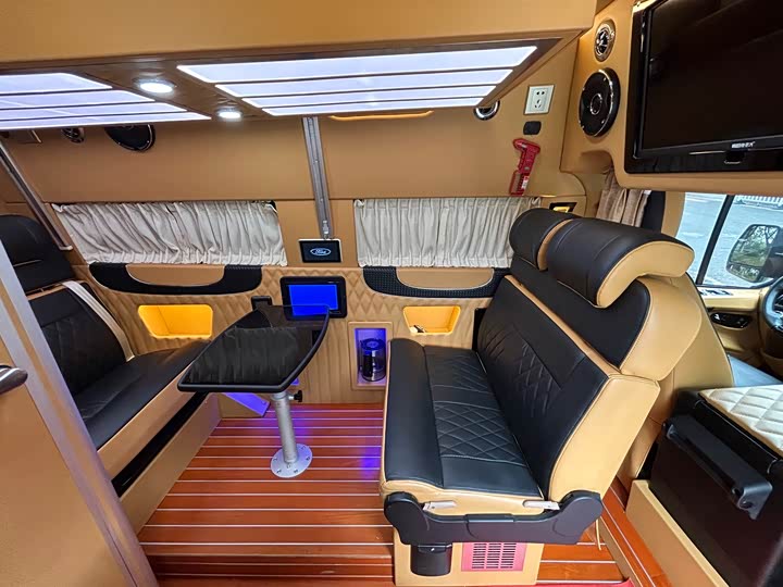 Ford Transit 2021 2021款 2.0T汽油自动高级营运商旅型中轴中顶7座国VI