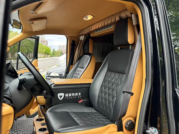 Ford Transit 2021 2021款 2.0T汽油自动高级营运商旅型中轴中顶7座国VI