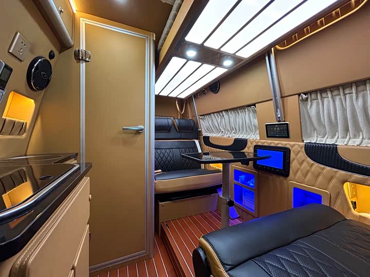 Ford Transit 2021 2021款 2.0T汽油自动高级营运商旅型中轴中顶7座国VI