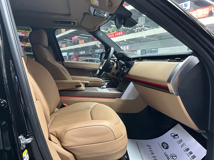 Land Rover Range Rover 2025 2025款 3.0 L6 400PS 盛世加长版 七座