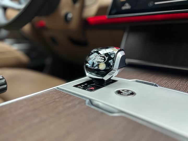 Land Rover Range Rover 2025 2025款 3.0 L6 400PS 盛世加长版 七座