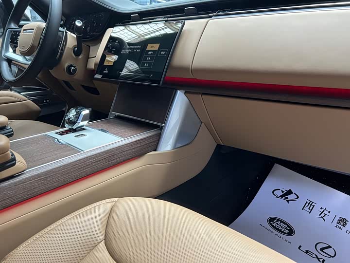 Land Rover Range Rover 2025 2025款 3.0 L6 400PS 盛世加长版 七座