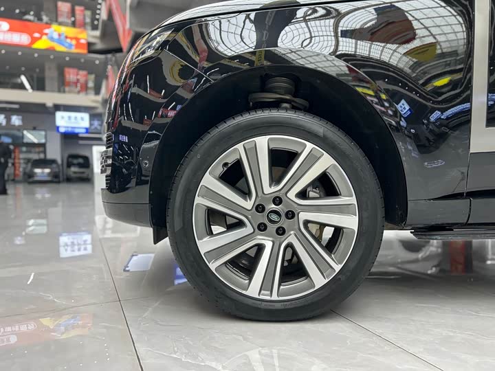 Land Rover Range Rover 2025 2025款 3.0 L6 400PS 盛世加长版 七座