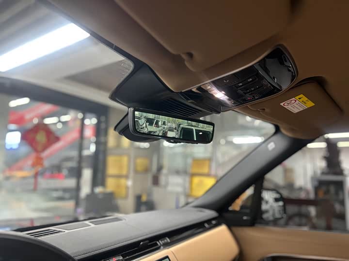 Land Rover Range Rover 2025 2025款 3.0 L6 400PS 盛世加长版 七座