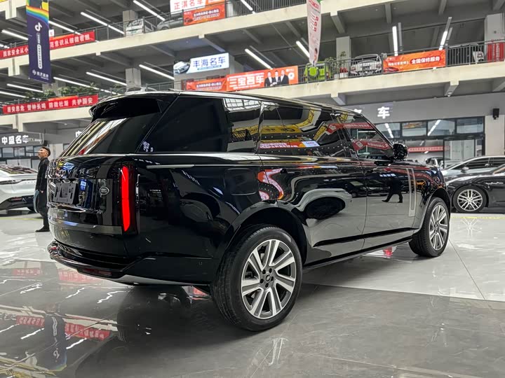 Land Rover Range Rover 2025 2025款 3.0 L6 400PS 盛世加长版 七座