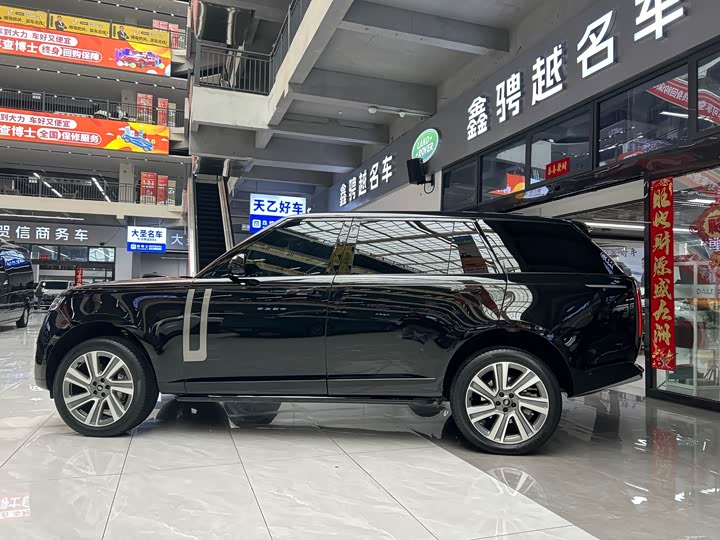 Land Rover Range Rover 2025 2025款 3.0 L6 400PS 盛世加长版 七座