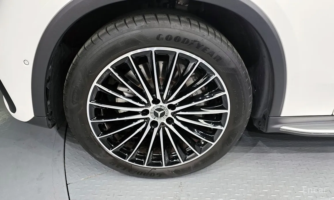 Mercedes-Benz GLC-Class 2023 GLC300 4MATIC AMG Line