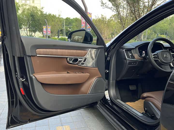 Volvo S90 Hybrid 2024 2024款 插电式混动 四驱长续航智雅豪华版