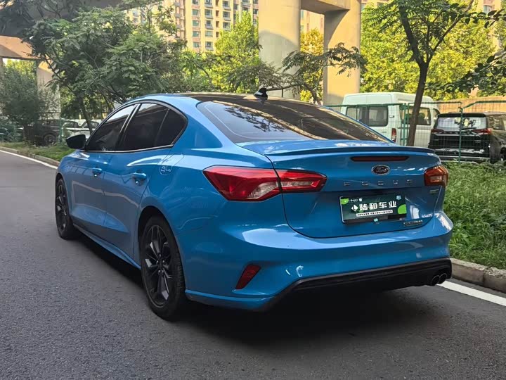 Ford Focus 2022 2022款 三厢 EcoBoost 180 自动ST Line