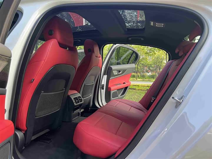 Jaguar XE L 2024 2024款 2.0T 250PS R-DYNAMIC S耀黑运动版