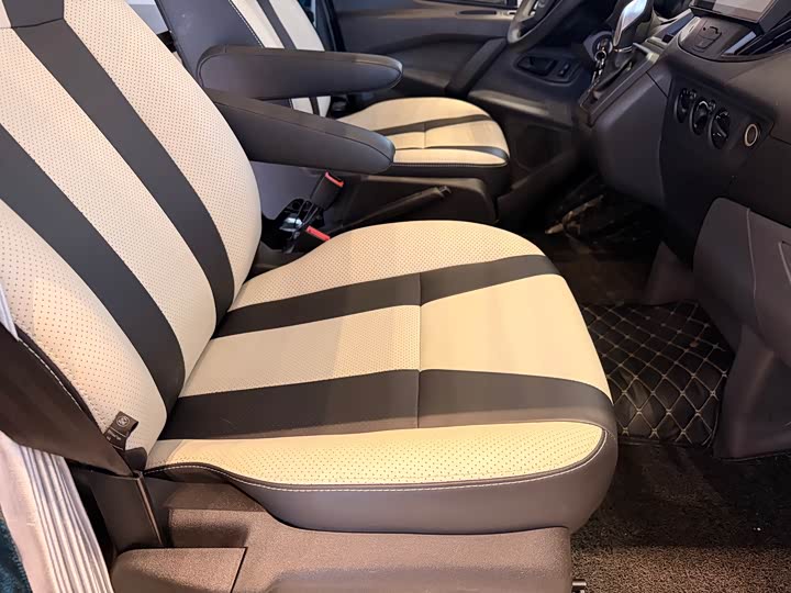 Ford Transit 2021 2021款 2.0T汽油自动高级营运商旅型中轴中顶9座国VI