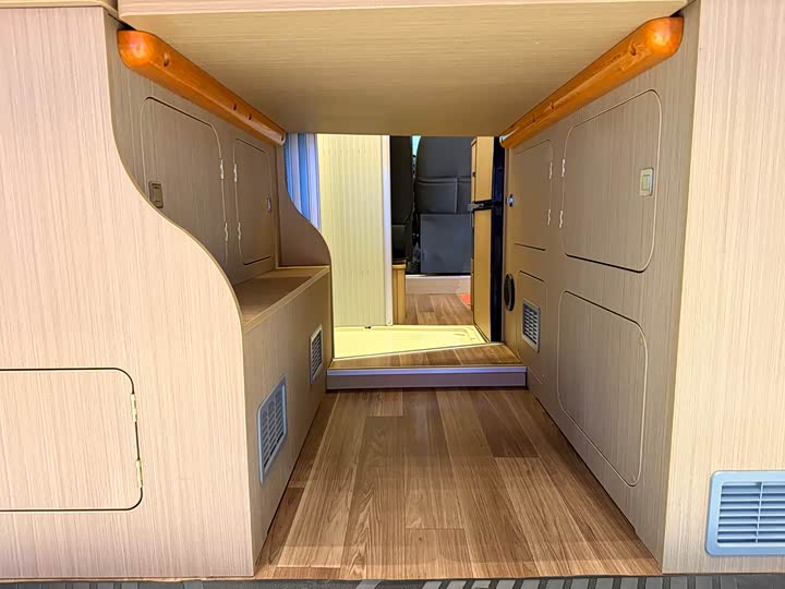 Ford Transit 2021 2021款 2.0T汽油自动高级营运商旅型中轴中顶9座国VI