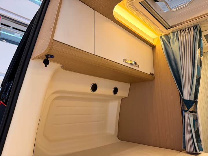 Ford Transit 2021 2021款 2.0T汽油自动高级营运商旅型中轴中顶9座国VI