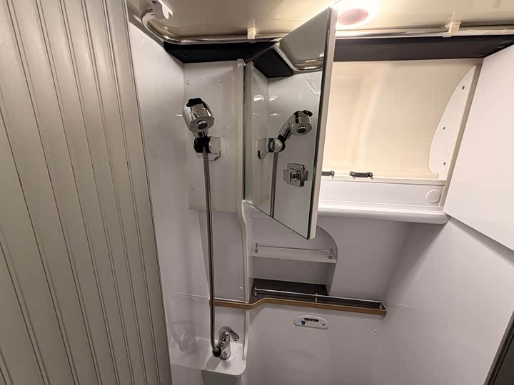 Ford Transit 2021 2021款 2.0T汽油自动高级营运商旅型中轴中顶9座国VI