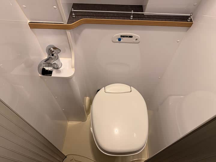 Ford Transit 2021 2021款 2.0T汽油自动高级营运商旅型中轴中顶9座国VI