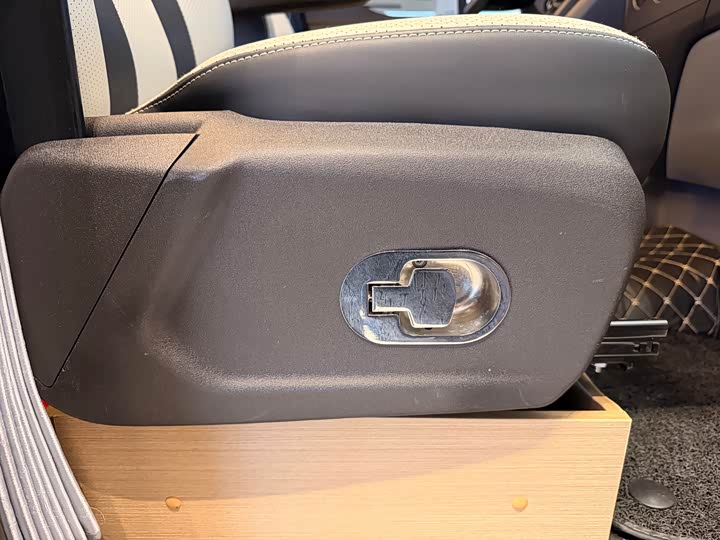 Ford Transit 2021 2021款 2.0T汽油自动高级营运商旅型中轴中顶9座国VI