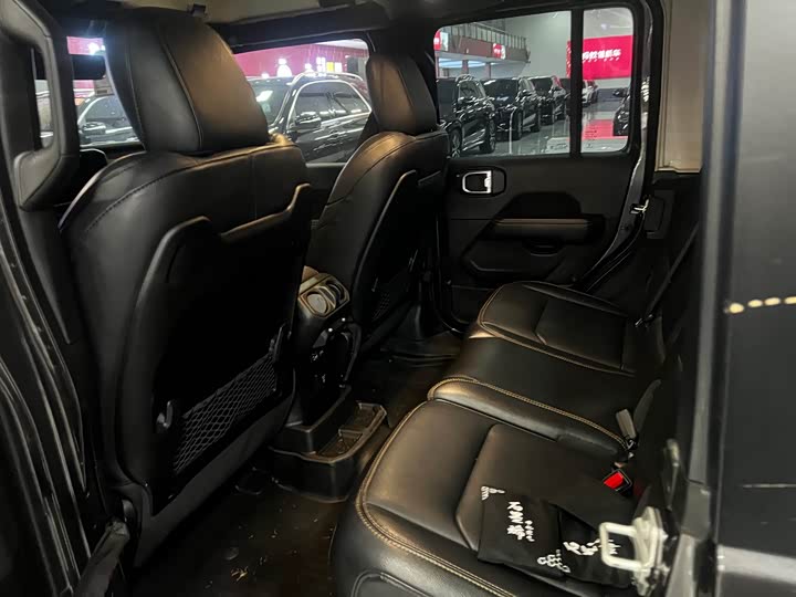 Jeep Wrangler 2024 2024款 2.0T 撒哈拉四门版