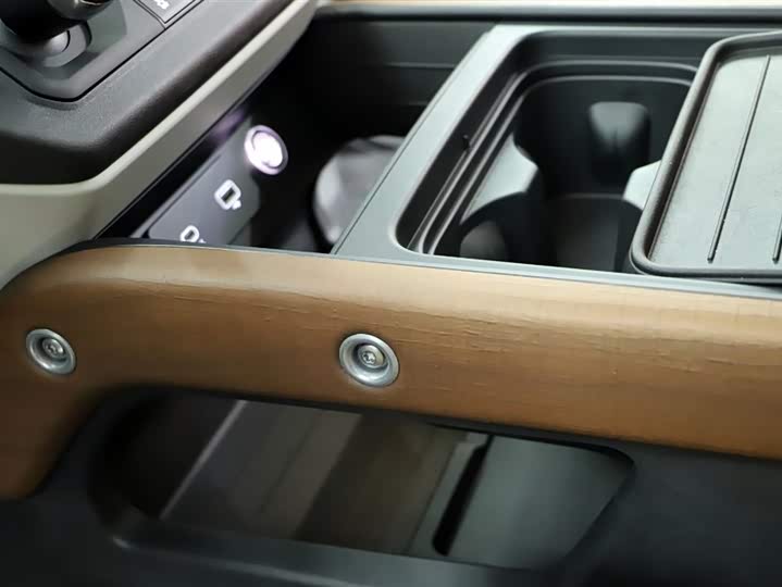 Land Rover Defender 2024 2024款 110 3.0T P400 暗黑特别版