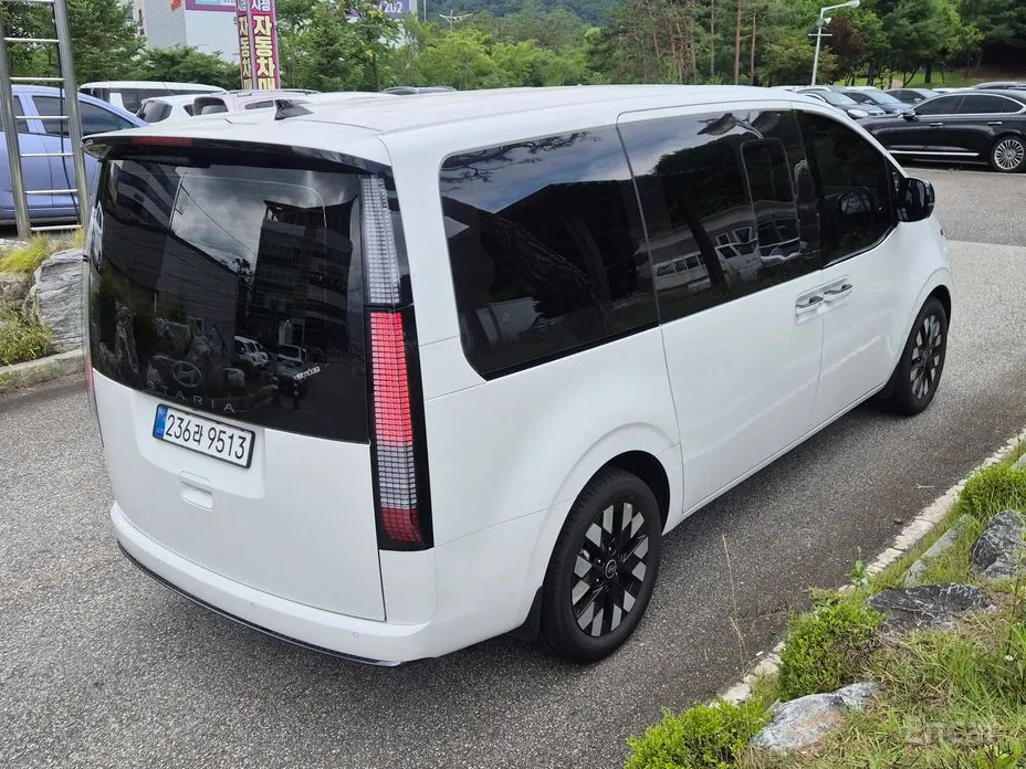 Hyundai Staria 2021 Lounge 9-Seater