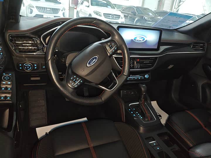 Ford Focus 2022 2022款 三厢 EcoBoost 180 自动ST Line