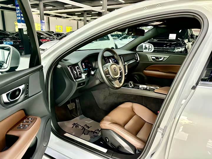 Volvo S60 2025 2025款 B4 智逸豪华版