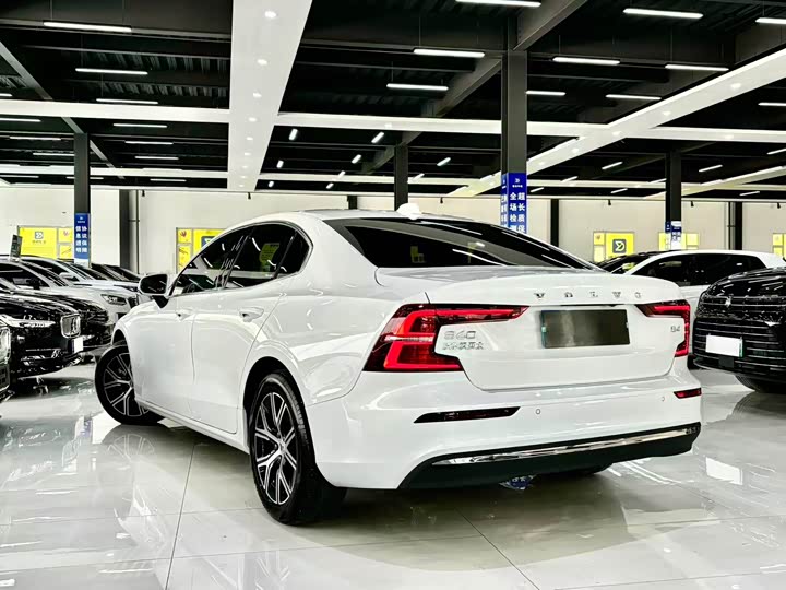 Volvo S60 2025 2025款 B4 智逸豪华版