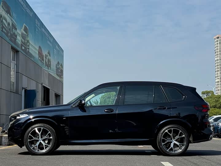 BMW X5 2023 2023款 xDrive 30Li 尊享型M运动曜夜套装