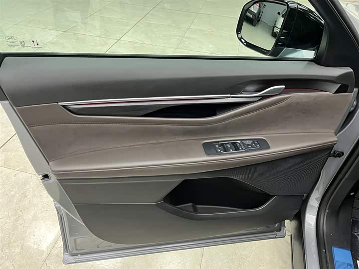 Ford Edge 2025 2025款 锐界L 2.0T EcoBoost E混动四驱七座至尊型