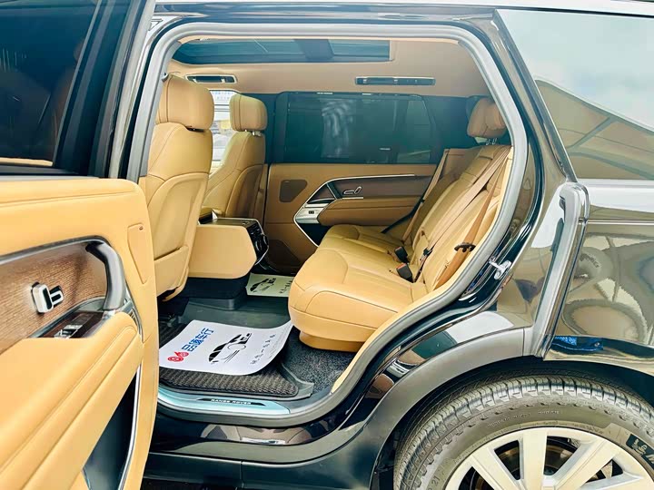 Land Rover Range Rover 2025 2025款 3.0 L6 400PS 盛世加长版