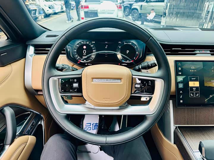 Land Rover Range Rover 2025 2025款 3.0 L6 400PS 盛世加长版