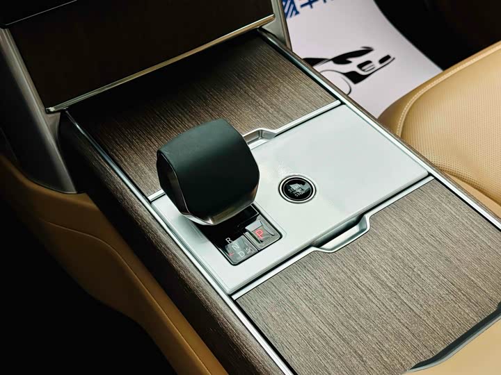 Land Rover Range Rover 2025 2025款 3.0 L6 400PS 盛世加长版