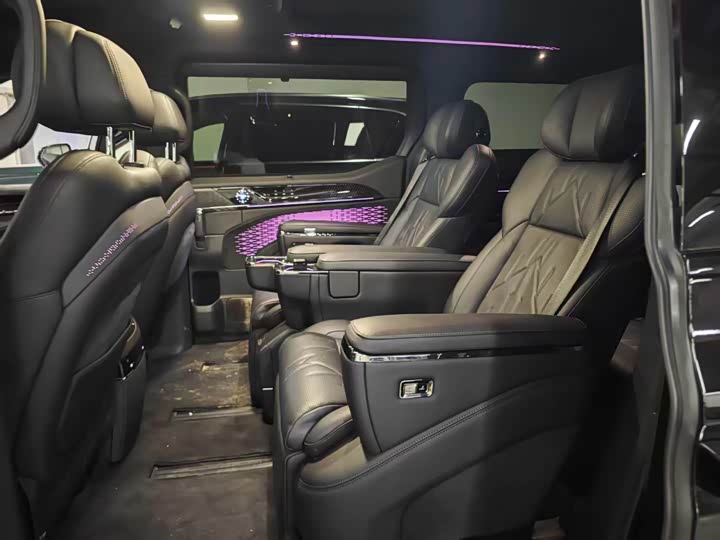 Zeekr 009 2024 2024款 六座行政版四驱 108kWh