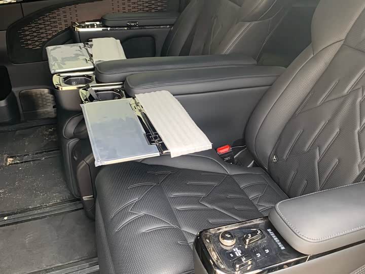 Zeekr 009 2024 2024款 六座行政版四驱 108kWh