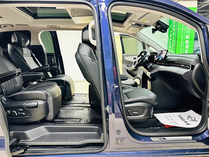 Roewe iMax 8 2022 2022款 400TGI 尊荣版