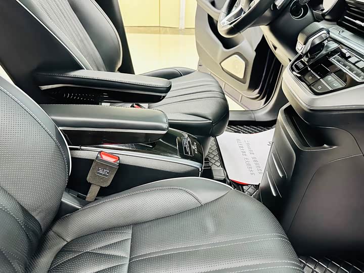 Roewe iMax 8 2022 2022款 400TGI 尊荣版