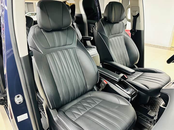 Roewe iMax 8 2022 2022款 400TGI 尊荣版