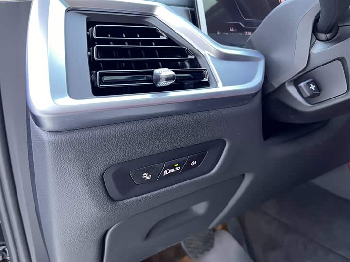 BMW X5 2025 2025款 xDrive 30Li 尊享型M运动曜夜套装