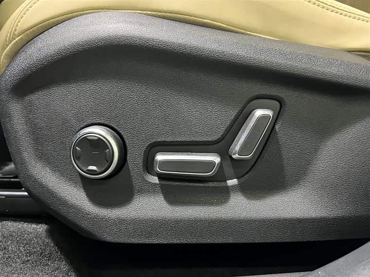 Geely Monjaro 2025 2025款 东方曜 2.0TD 自动四驱望月版