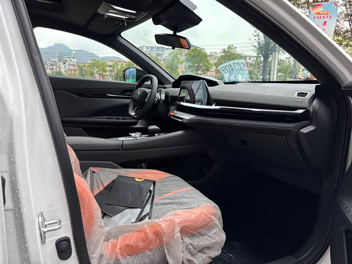 Changan UNI-V 2025 2025款 1.5T 500Bar尊贵运动型