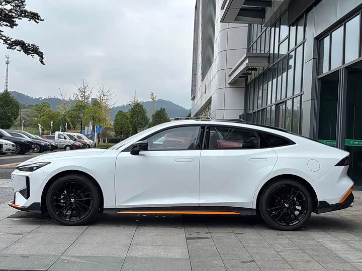 Changan UNI-V 2025 2025款 1.5T 500Bar尊贵运动型