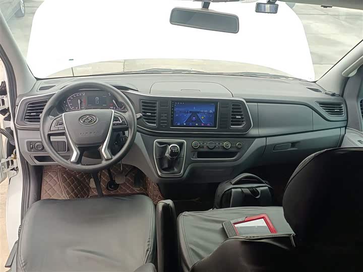 Maxus V80 2023 2023款 2.0T 手动经典傲运通短轴中顶5/6座